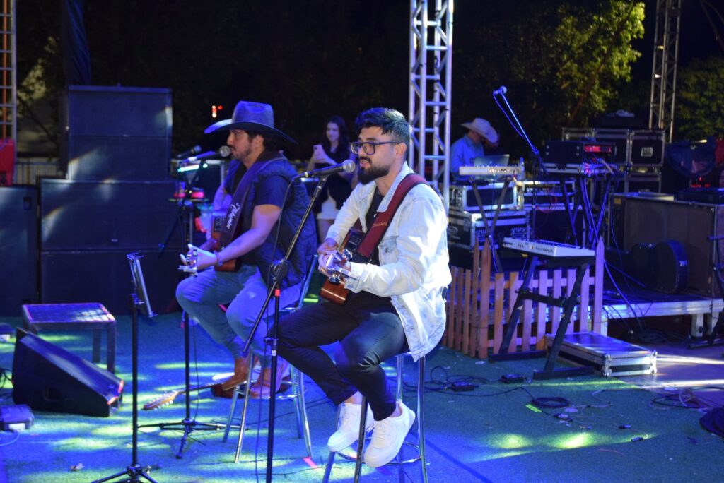 Iguatemi: Primeira noite de réveillon reuniu milhares de pessoas na Praça João Francisco Lopes, no show da dupla nacional “Us Agroboy”