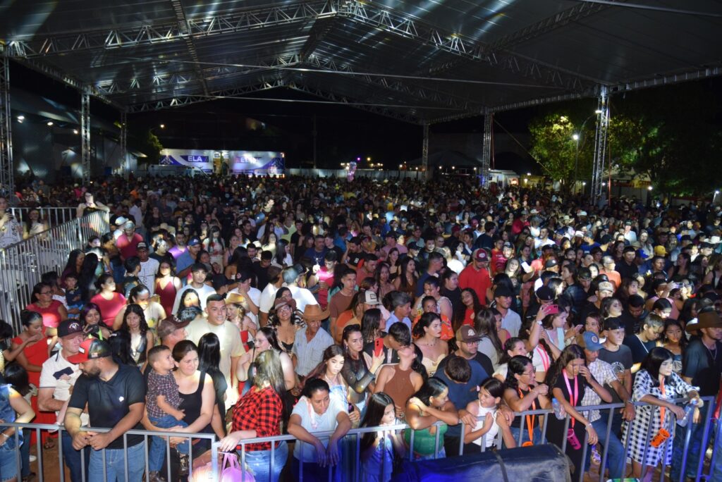 Iguatemi: Primeira noite de réveillon reuniu milhares de pessoas na Praça João Francisco Lopes, no show da dupla nacional “Us Agroboy”