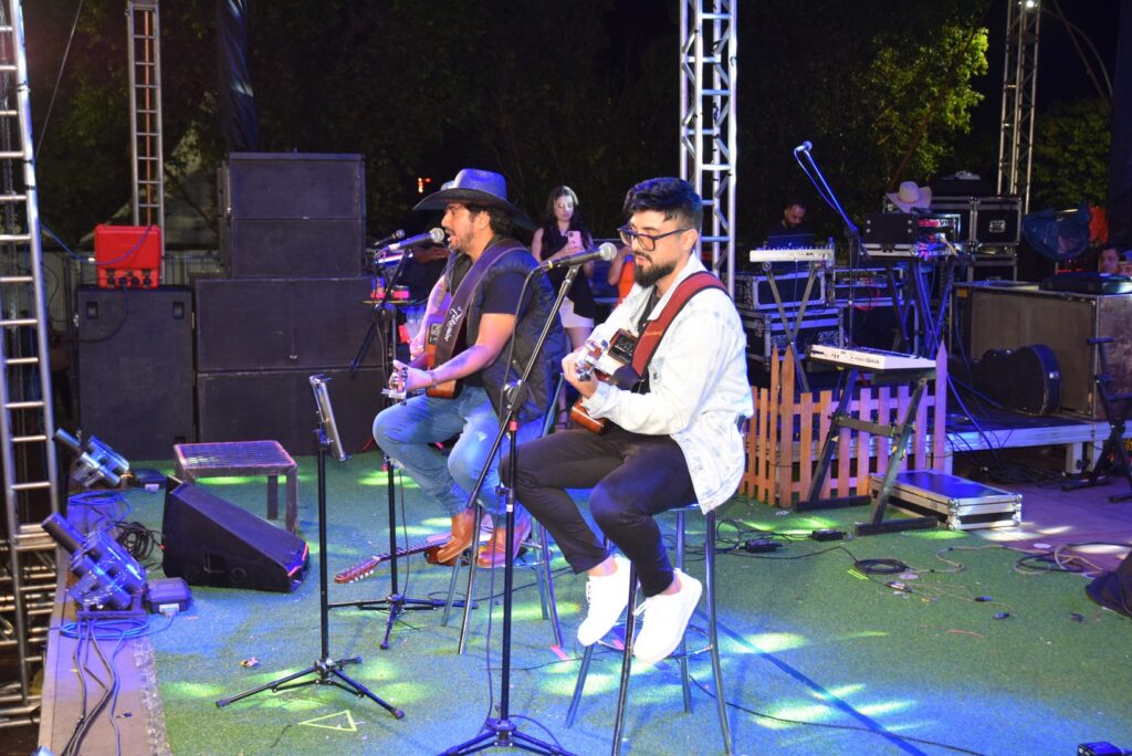 Iguatemi: Primeira noite de réveillon reuniu milhares de pessoas na Praça João Francisco Lopes, no show da dupla nacional “Us Agroboy”