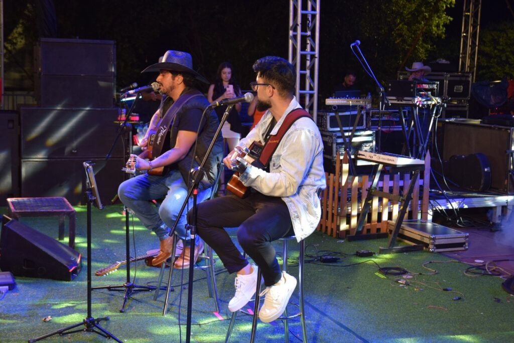 Iguatemi: Primeira noite de réveillon reuniu milhares de pessoas na Praça João Francisco Lopes, no show da dupla nacional “Us Agroboy”