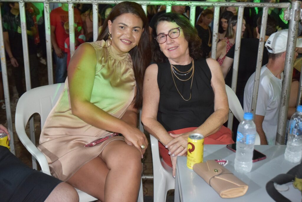 Iguatemi: Primeira noite de réveillon reuniu milhares de pessoas na Praça João Francisco Lopes, no show da dupla nacional “Us Agroboy”