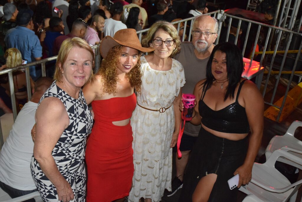 Iguatemi: Primeira noite de réveillon reuniu milhares de pessoas na Praça João Francisco Lopes, no show da dupla nacional “Us Agroboy”