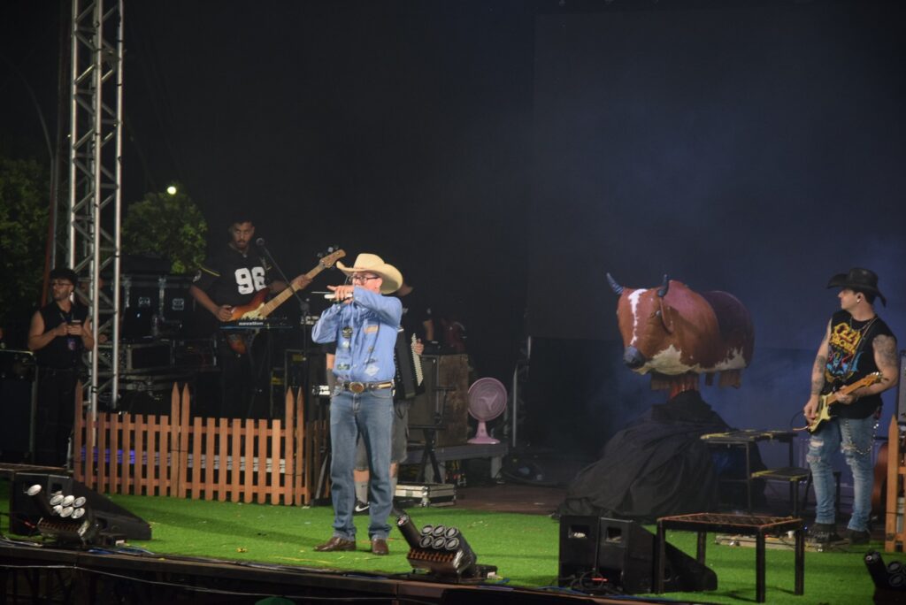 Iguatemi: Primeira noite de réveillon reuniu milhares de pessoas na Praça João Francisco Lopes, no show da dupla nacional “Us Agroboy”
