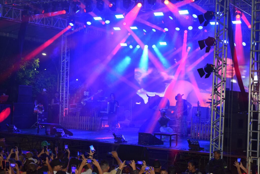 Iguatemi: Primeira noite de réveillon reuniu milhares de pessoas na Praça João Francisco Lopes, no show da dupla nacional “Us Agroboy”