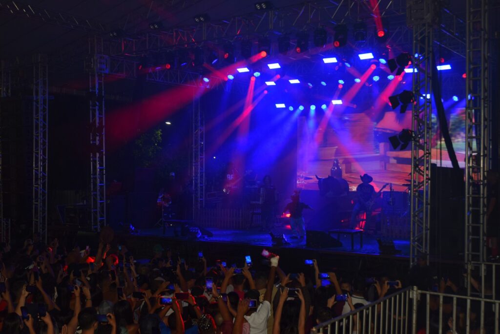 Iguatemi: Primeira noite de réveillon reuniu milhares de pessoas na Praça João Francisco Lopes, no show da dupla nacional “Us Agroboy”