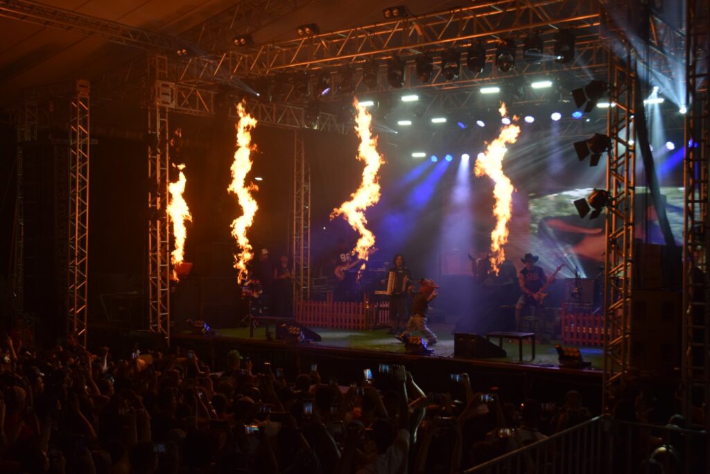 Iguatemi: Primeira noite de réveillon reuniu milhares de pessoas na Praça João Francisco Lopes, no show da dupla nacional “Us Agroboy”