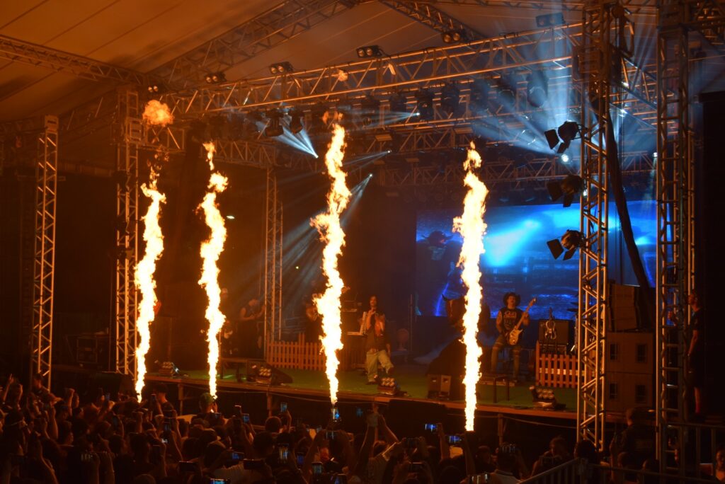 Iguatemi: Primeira noite de réveillon reuniu milhares de pessoas na Praça João Francisco Lopes, no show da dupla nacional “Us Agroboy”