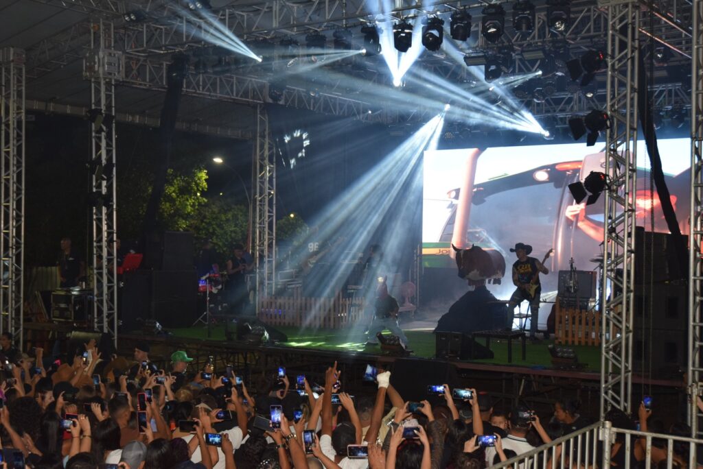 Iguatemi: Primeira noite de réveillon reuniu milhares de pessoas na Praça João Francisco Lopes, no show da dupla nacional “Us Agroboy”