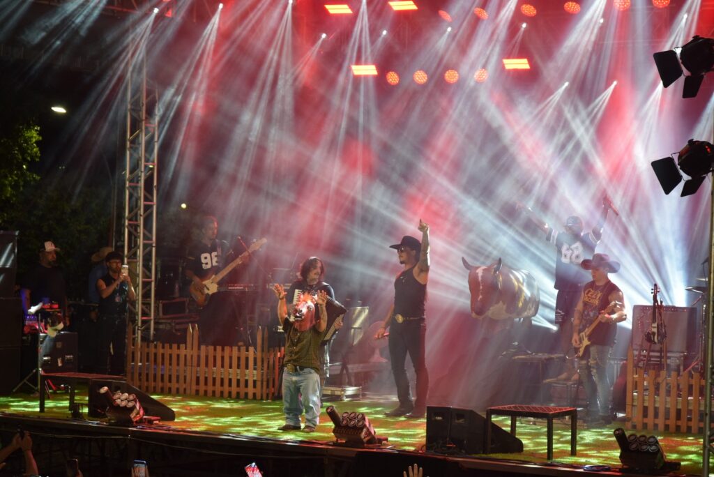 Iguatemi: Primeira noite de réveillon reuniu milhares de pessoas na Praça João Francisco Lopes, no show da dupla nacional “Us Agroboy”