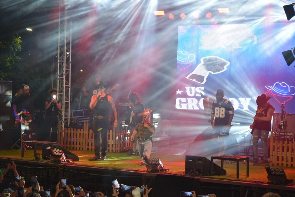 Iguatemi: Primeira noite de réveillon reuniu milhares de pessoas na Praça João Francisco Lopes, no show da dupla nacional “Us Agroboy”