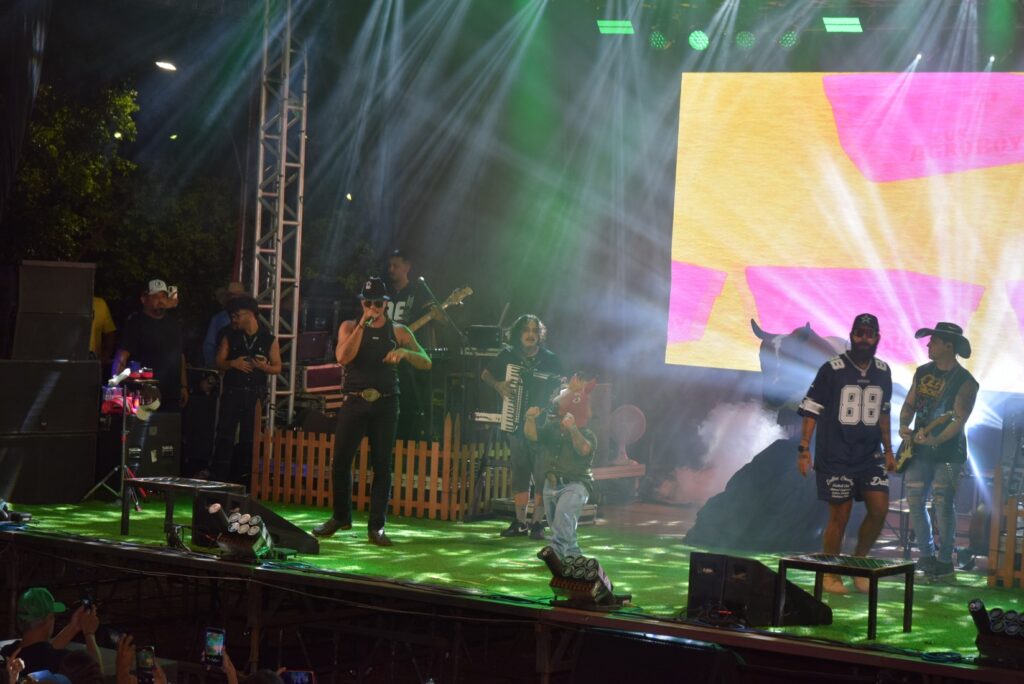 Iguatemi: Primeira noite de réveillon reuniu milhares de pessoas na Praça João Francisco Lopes, no show da dupla nacional “Us Agroboy”