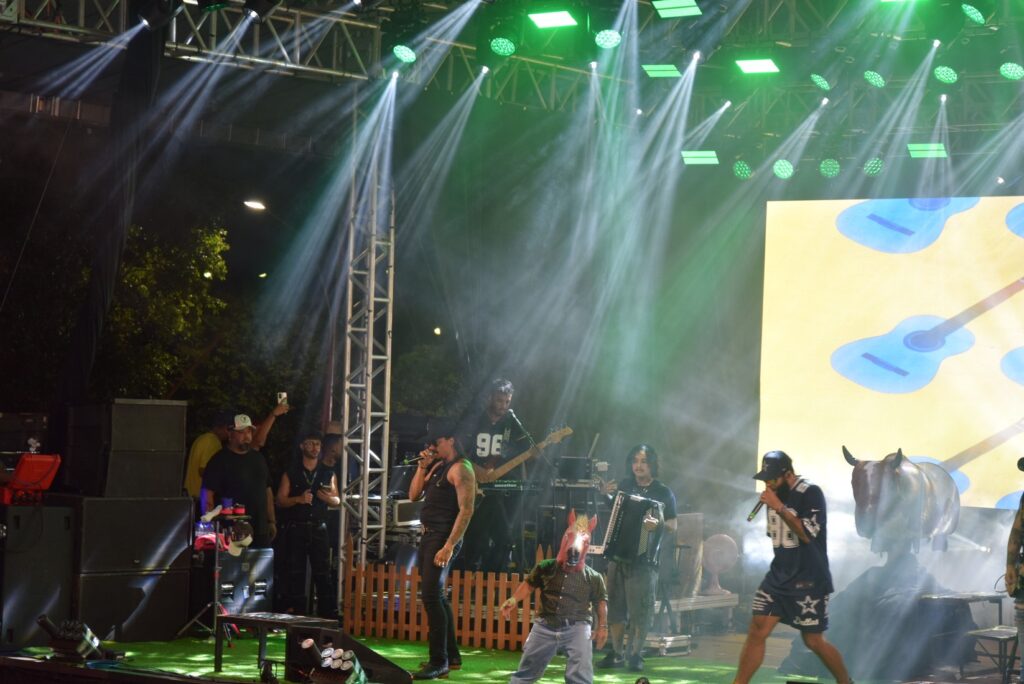 Iguatemi: Primeira noite de réveillon reuniu milhares de pessoas na Praça João Francisco Lopes, no show da dupla nacional “Us Agroboy”