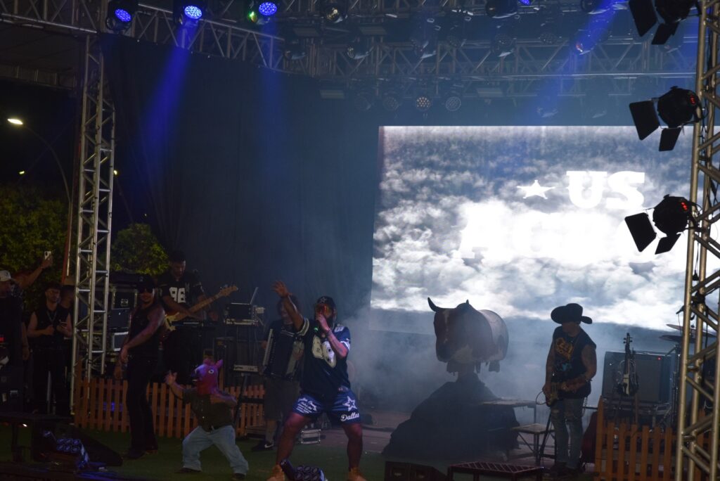 Iguatemi: Primeira noite de réveillon reuniu milhares de pessoas na Praça João Francisco Lopes, no show da dupla nacional “Us Agroboy”