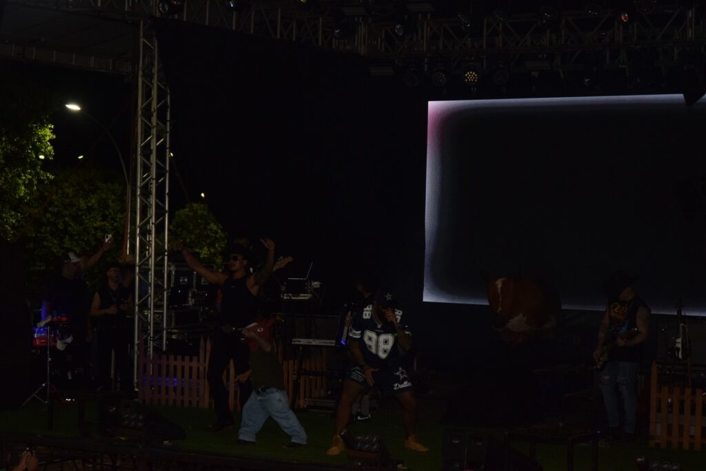 Iguatemi: Primeira noite de réveillon reuniu milhares de pessoas na Praça João Francisco Lopes, no show da dupla nacional “Us Agroboy”