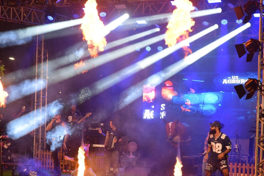 Iguatemi: Primeira noite de réveillon reuniu milhares de pessoas na Praça João Francisco Lopes, no show da dupla nacional “Us Agroboy”