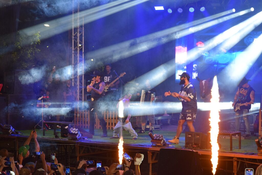 Iguatemi: Primeira noite de réveillon reuniu milhares de pessoas na Praça João Francisco Lopes, no show da dupla nacional “Us Agroboy”