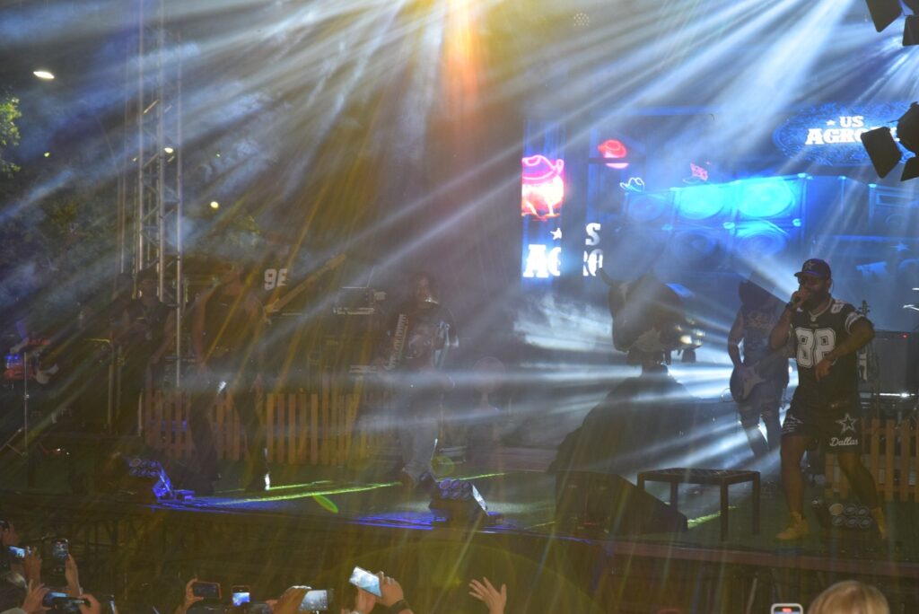 Iguatemi: Primeira noite de réveillon reuniu milhares de pessoas na Praça João Francisco Lopes, no show da dupla nacional “Us Agroboy”