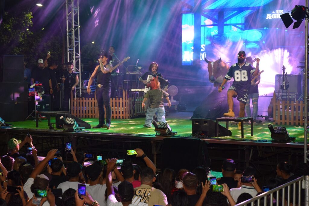 Iguatemi: Primeira noite de réveillon reuniu milhares de pessoas na Praça João Francisco Lopes, no show da dupla nacional “Us Agroboy”