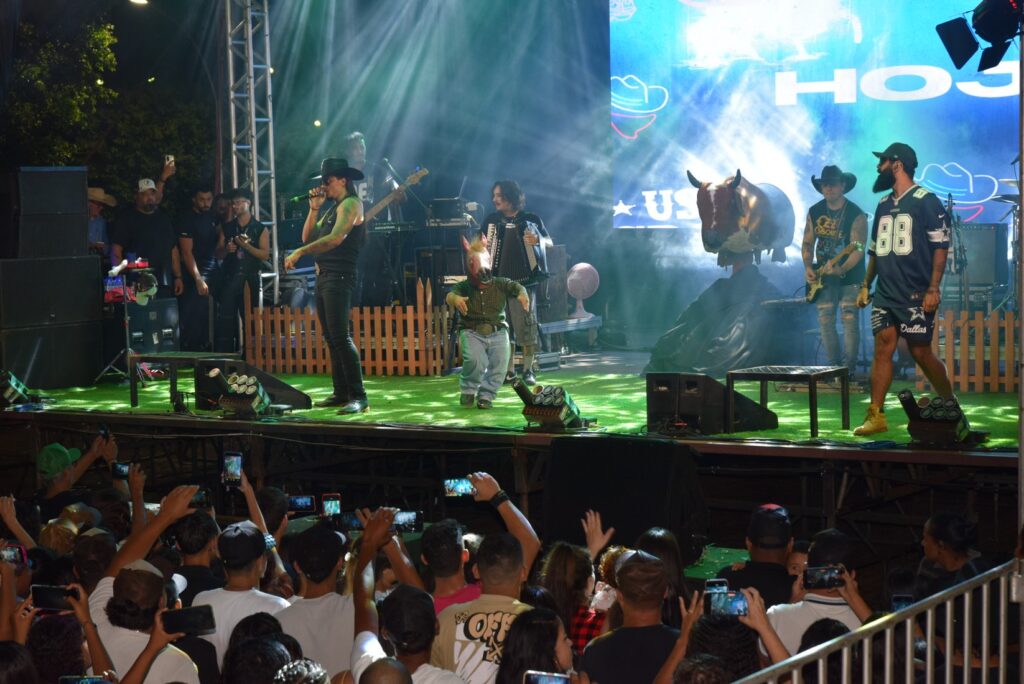 Iguatemi: Primeira noite de réveillon reuniu milhares de pessoas na Praça João Francisco Lopes, no show da dupla nacional “Us Agroboy”