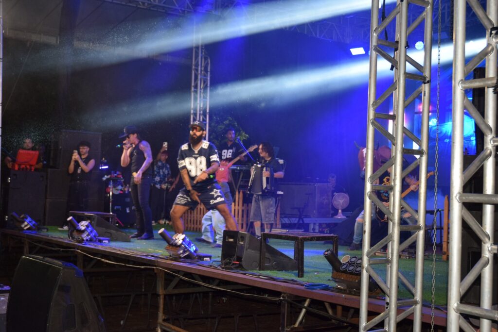 Iguatemi: Primeira noite de réveillon reuniu milhares de pessoas na Praça João Francisco Lopes, no show da dupla nacional “Us Agroboy”