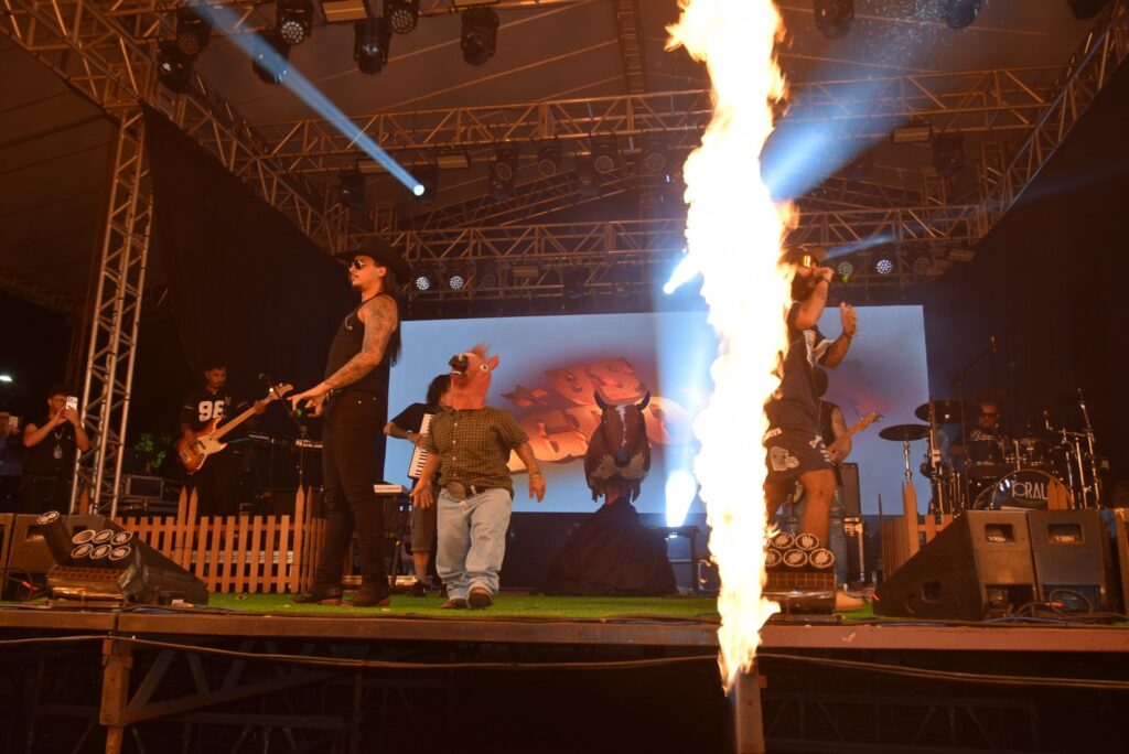 Iguatemi: Primeira noite de réveillon reuniu milhares de pessoas na Praça João Francisco Lopes, no show da dupla nacional “Us Agroboy”