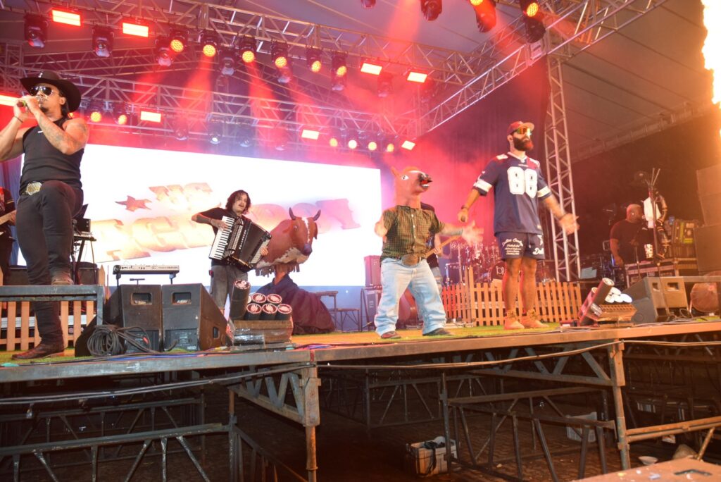 Iguatemi: Primeira noite de réveillon reuniu milhares de pessoas na Praça João Francisco Lopes, no show da dupla nacional “Us Agroboy”
