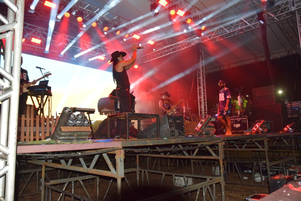 Iguatemi: Primeira noite de réveillon reuniu milhares de pessoas na Praça João Francisco Lopes, no show da dupla nacional “Us Agroboy”