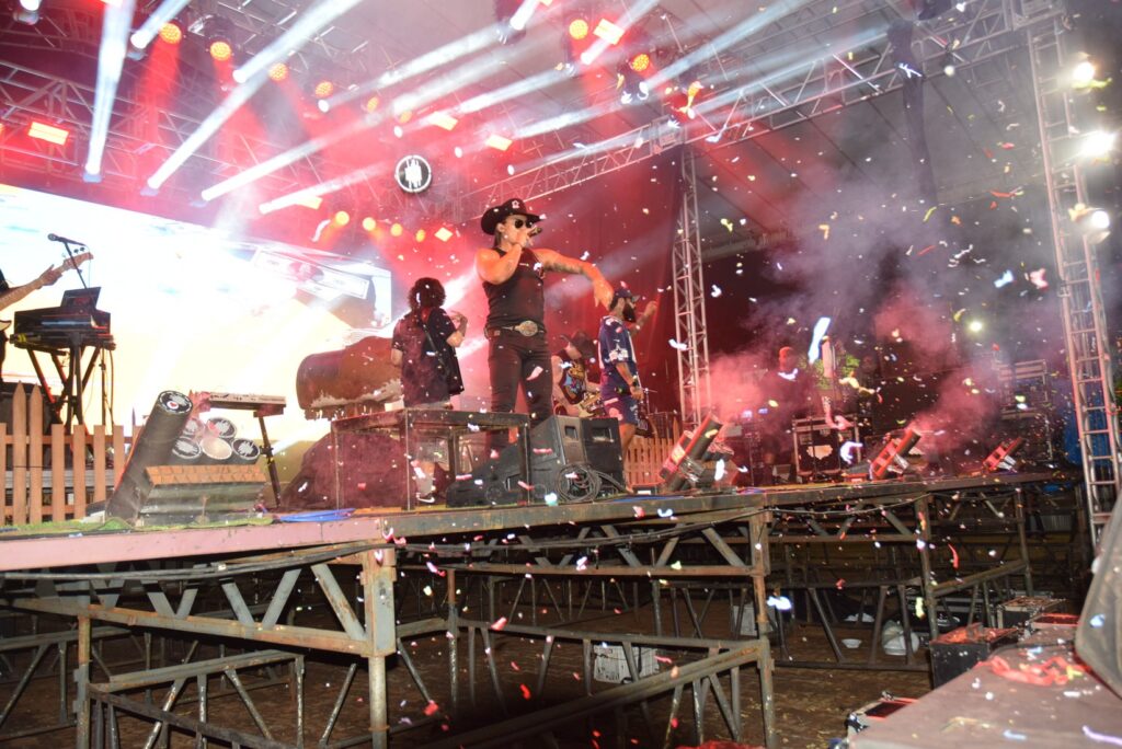 Iguatemi: Primeira noite de réveillon reuniu milhares de pessoas na Praça João Francisco Lopes, no show da dupla nacional “Us Agroboy”