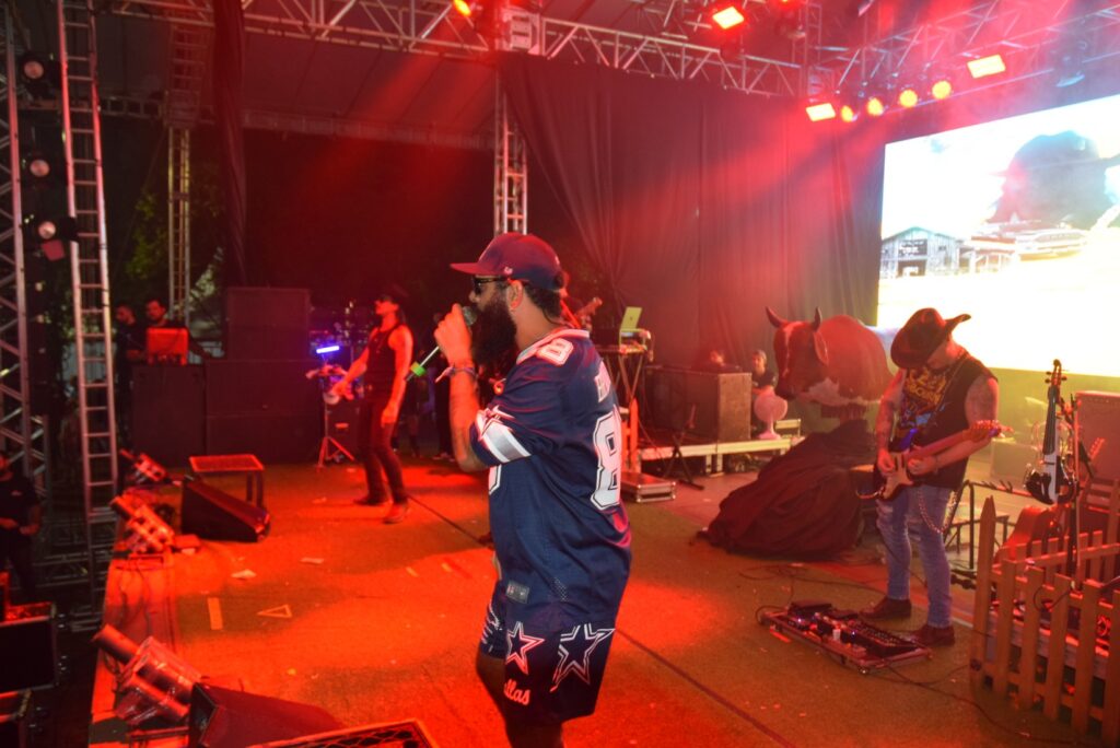 Iguatemi: Primeira noite de réveillon reuniu milhares de pessoas na Praça João Francisco Lopes, no show da dupla nacional “Us Agroboy”