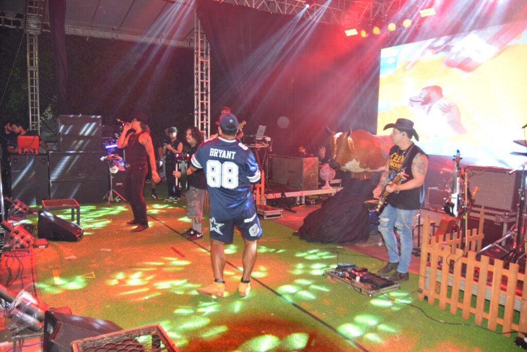 Iguatemi: Primeira noite de réveillon reuniu milhares de pessoas na Praça João Francisco Lopes, no show da dupla nacional “Us Agroboy”