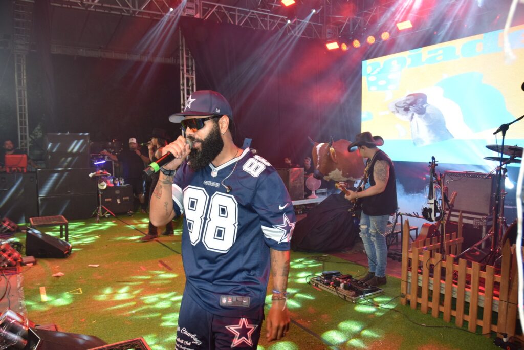 Iguatemi: Primeira noite de réveillon reuniu milhares de pessoas na Praça João Francisco Lopes, no show da dupla nacional “Us Agroboy”