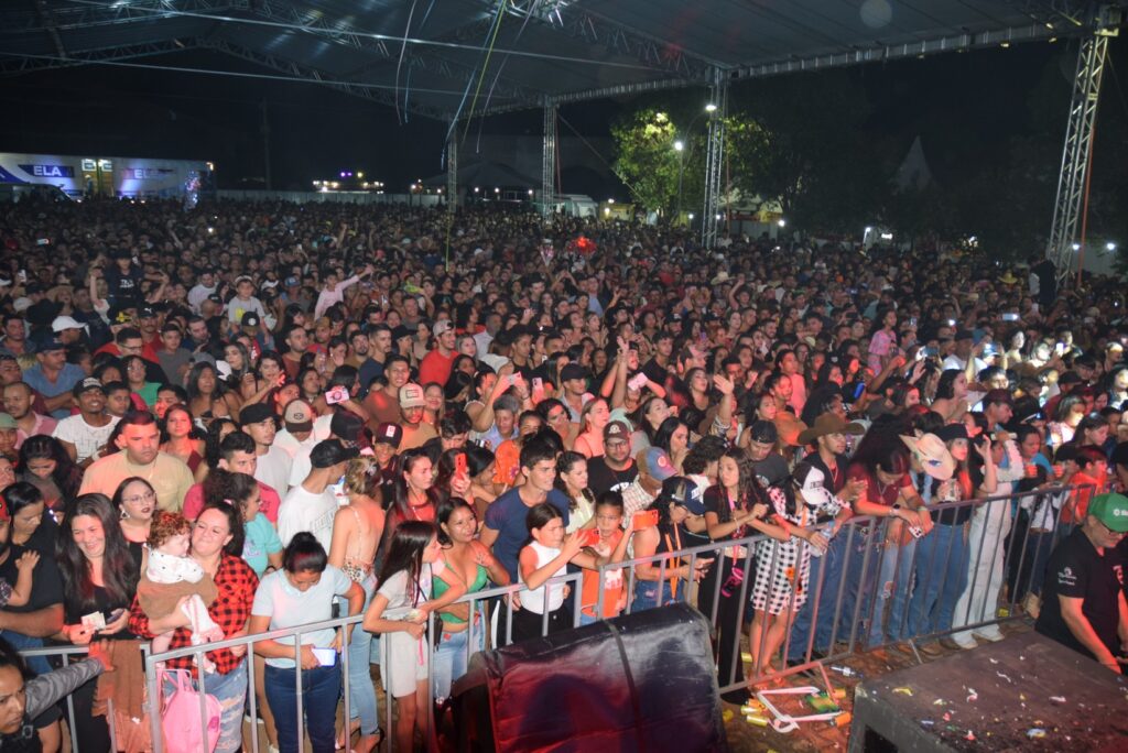 Iguatemi: Primeira noite de réveillon reuniu milhares de pessoas na Praça João Francisco Lopes, no show da dupla nacional “Us Agroboy”