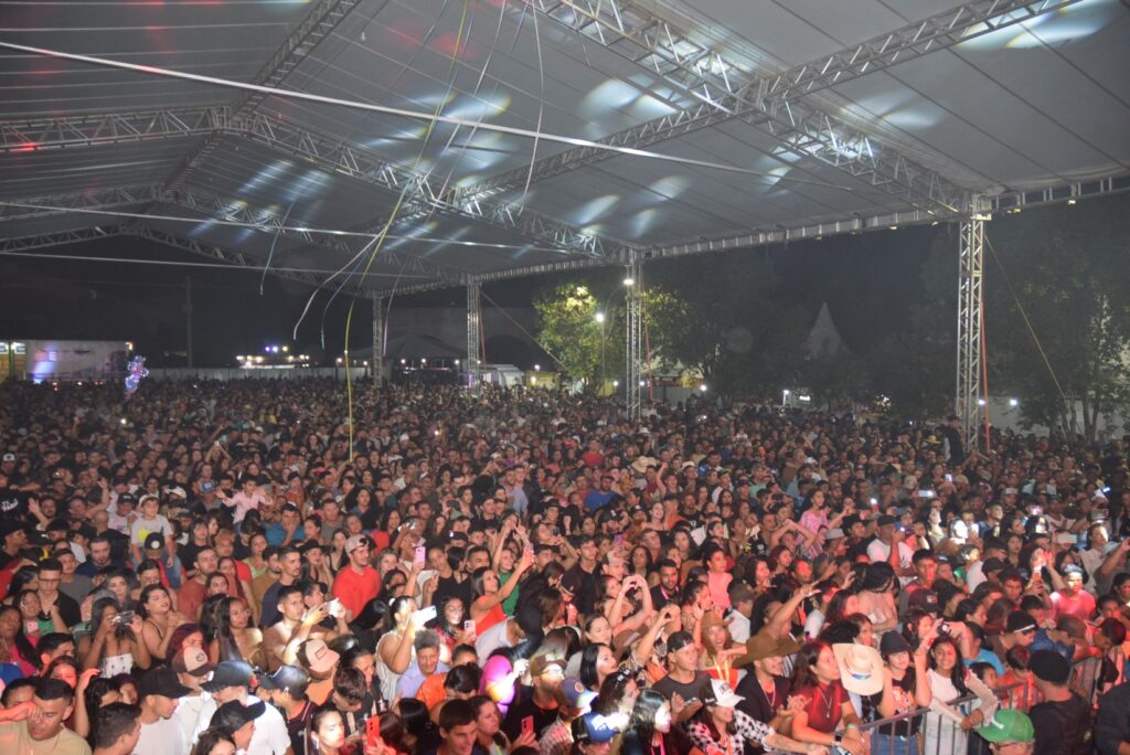 Iguatemi: Primeira noite de réveillon reuniu milhares de pessoas na Praça João Francisco Lopes, no show da dupla nacional “Us Agroboy”