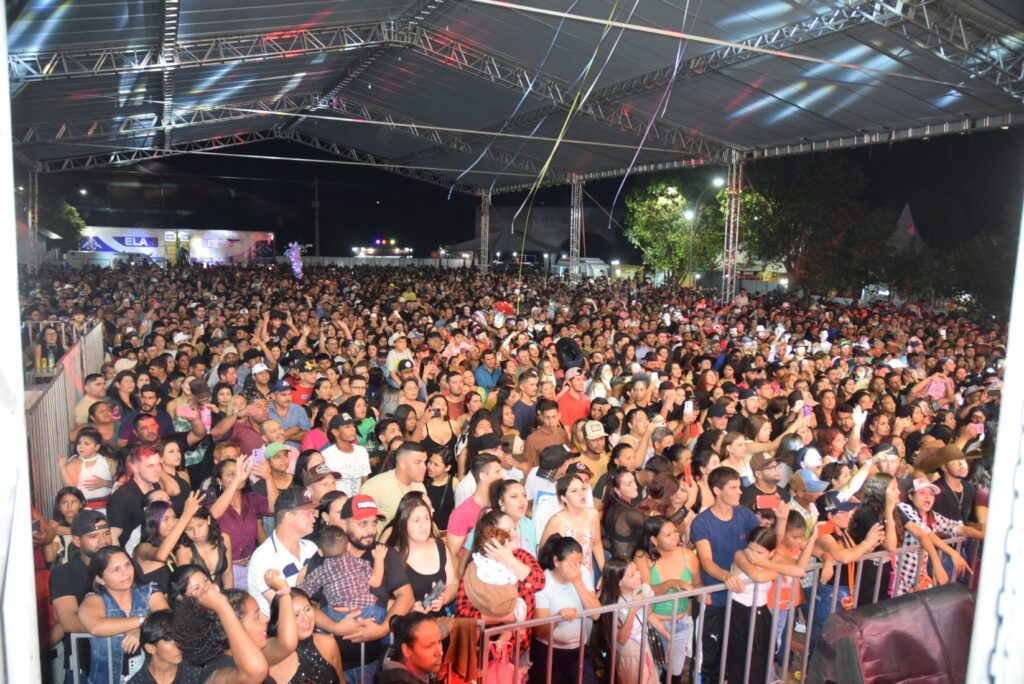 Iguatemi: Primeira noite de réveillon reuniu milhares de pessoas na Praça João Francisco Lopes, no show da dupla nacional “Us Agroboy”