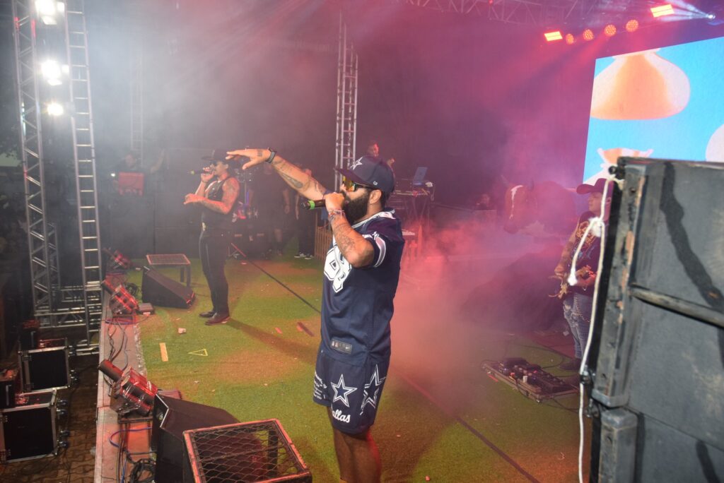 Iguatemi: Primeira noite de réveillon reuniu milhares de pessoas na Praça João Francisco Lopes, no show da dupla nacional “Us Agroboy”