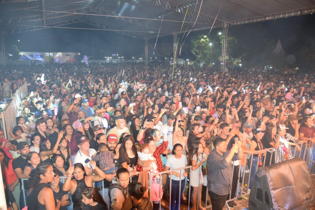 Iguatemi: Primeira noite de réveillon reuniu milhares de pessoas na Praça João Francisco Lopes, no show da dupla nacional “Us Agroboy”