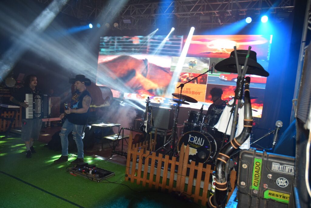 Iguatemi: Primeira noite de réveillon reuniu milhares de pessoas na Praça João Francisco Lopes, no show da dupla nacional “Us Agroboy”