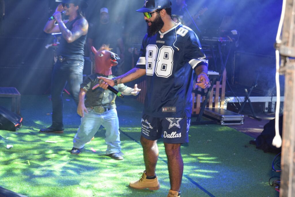 Iguatemi: Primeira noite de réveillon reuniu milhares de pessoas na Praça João Francisco Lopes, no show da dupla nacional “Us Agroboy”