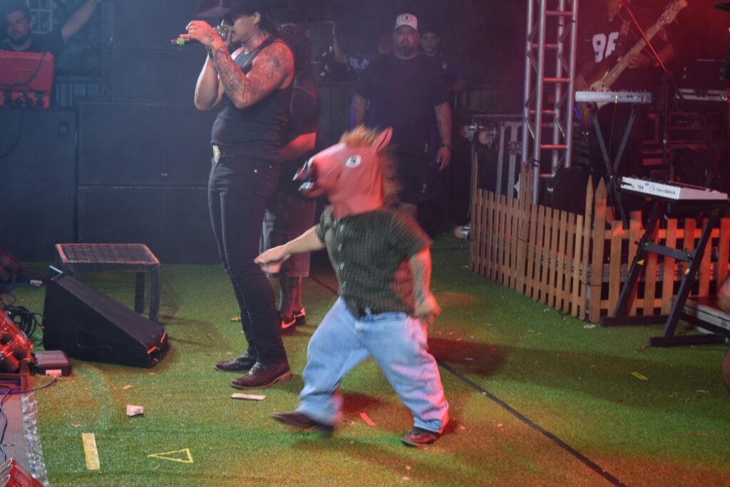 Iguatemi: Primeira noite de réveillon reuniu milhares de pessoas na Praça João Francisco Lopes, no show da dupla nacional “Us Agroboy”