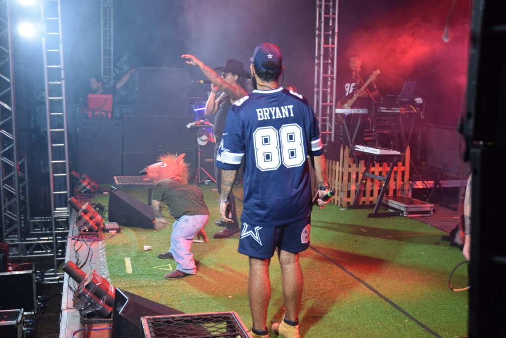 Iguatemi: Primeira noite de réveillon reuniu milhares de pessoas na Praça João Francisco Lopes, no show da dupla nacional “Us Agroboy”