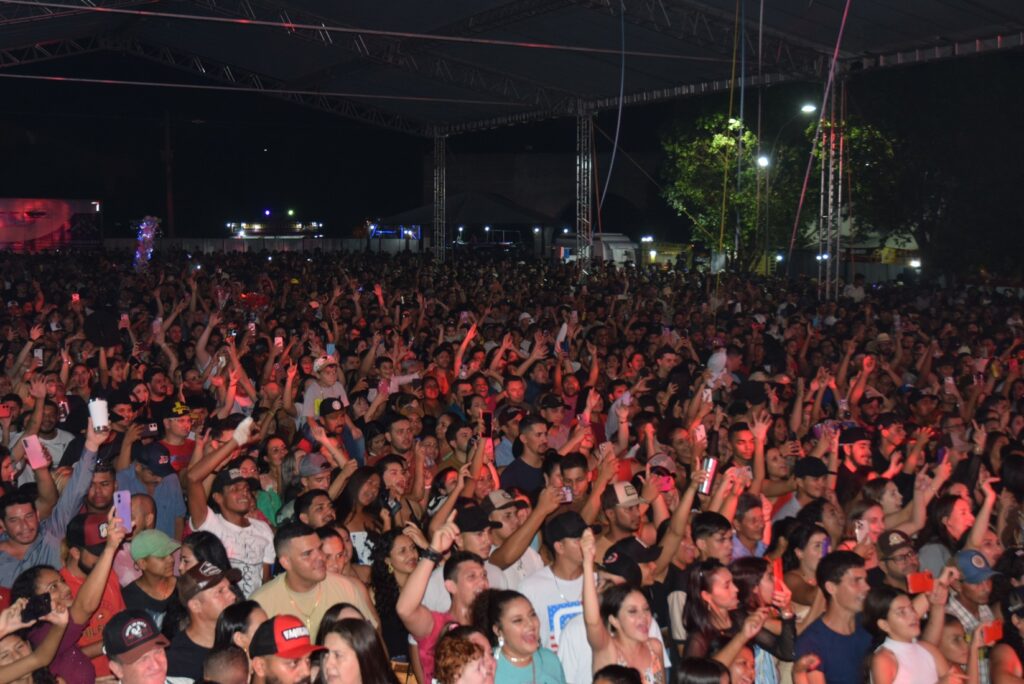 Iguatemi: Primeira noite de réveillon reuniu milhares de pessoas na Praça João Francisco Lopes, no show da dupla nacional “Us Agroboy”