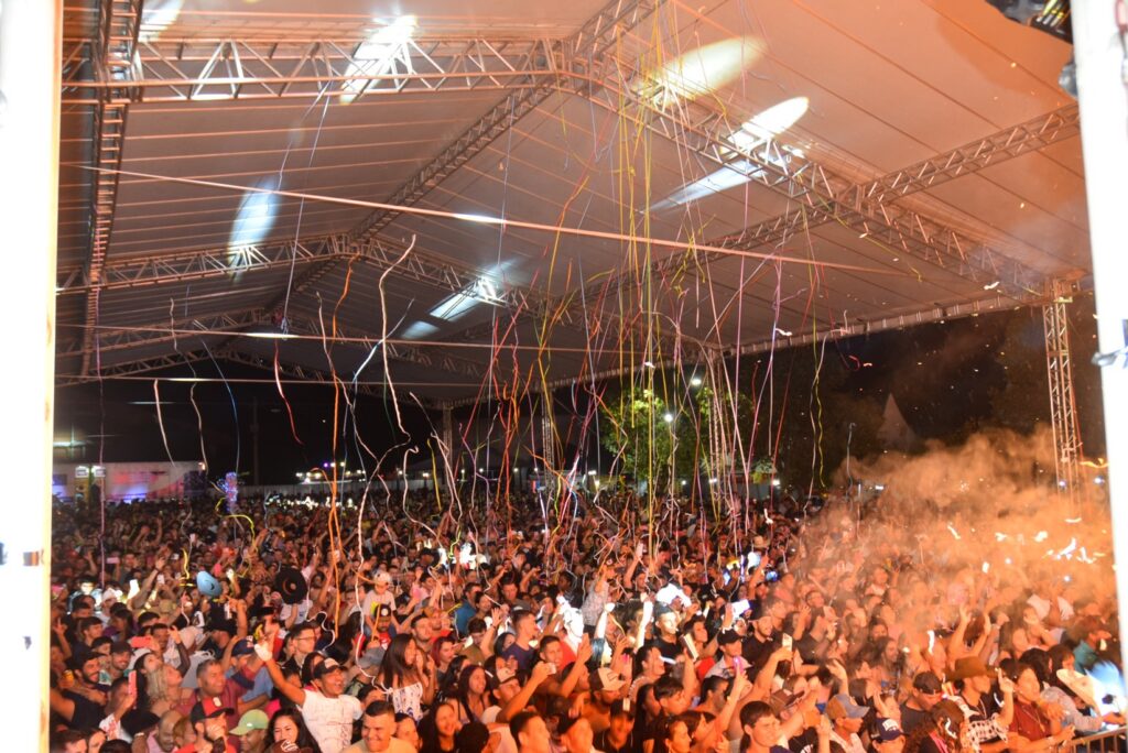 Iguatemi: Primeira noite de réveillon reuniu milhares de pessoas na Praça João Francisco Lopes, no show da dupla nacional “Us Agroboy”