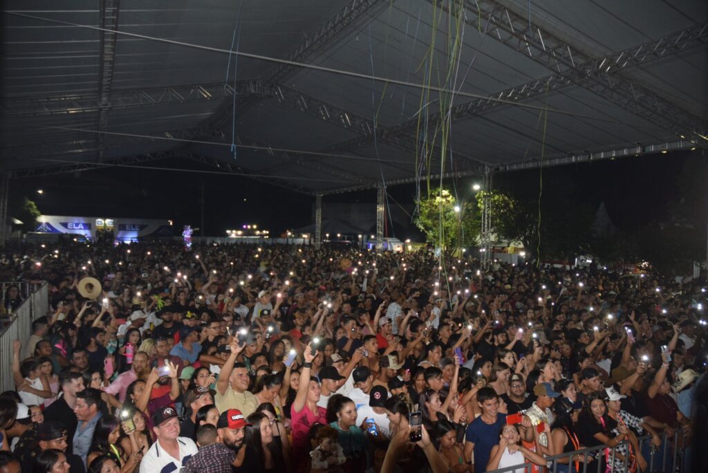Iguatemi: Primeira noite de réveillon reuniu milhares de pessoas na Praça João Francisco Lopes, no show da dupla nacional “Us Agroboy”