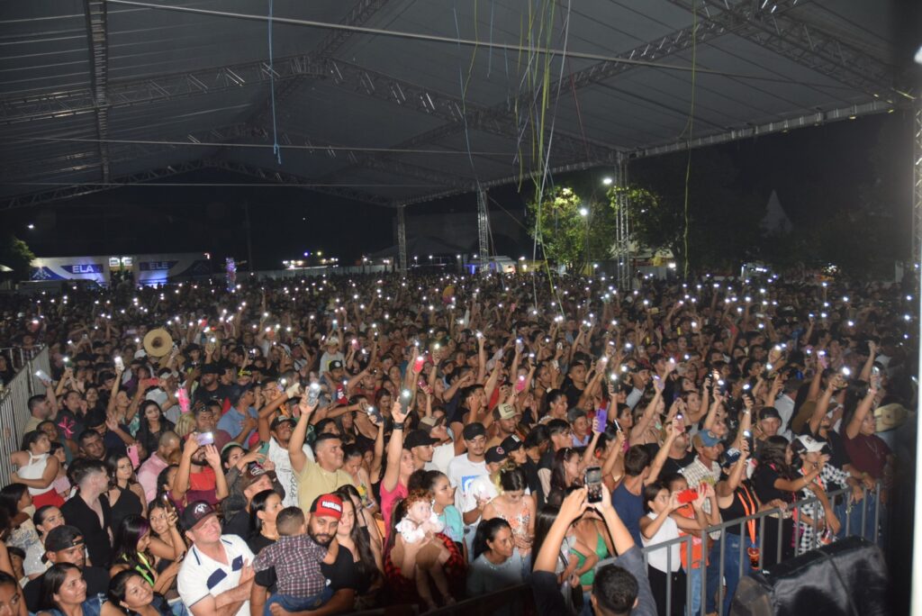 Iguatemi: Primeira noite de réveillon reuniu milhares de pessoas na Praça João Francisco Lopes, no show da dupla nacional “Us Agroboy”
