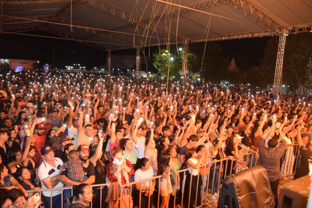 Iguatemi: Primeira noite de réveillon reuniu milhares de pessoas na Praça João Francisco Lopes, no show da dupla nacional “Us Agroboy”