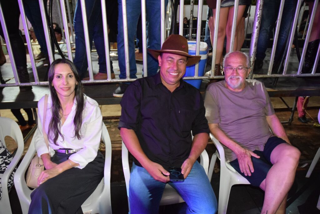 Iguatemi: Primeira noite de réveillon reuniu milhares de pessoas na Praça João Francisco Lopes, no show da dupla nacional “Us Agroboy”