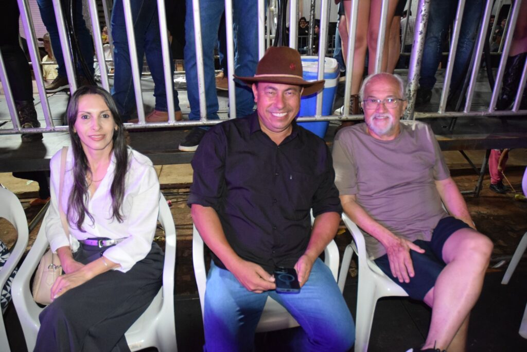 Iguatemi: Primeira noite de réveillon reuniu milhares de pessoas na Praça João Francisco Lopes, no show da dupla nacional “Us Agroboy”