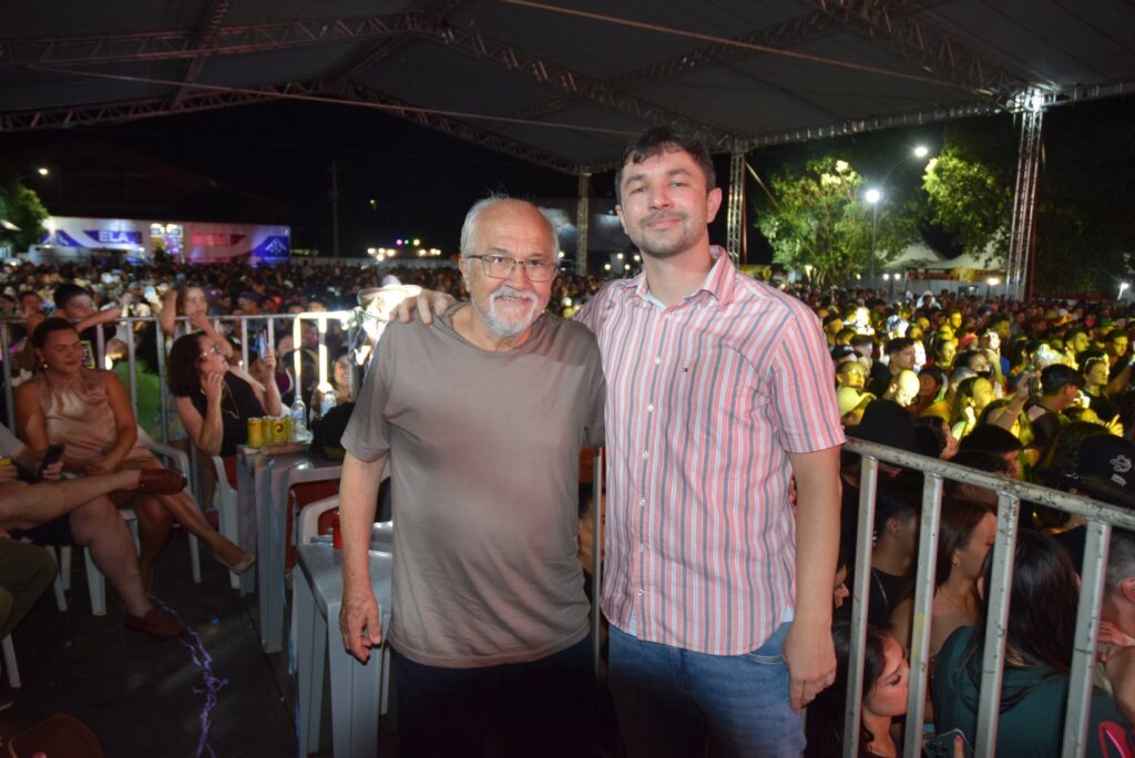Iguatemi: Primeira noite de réveillon reuniu milhares de pessoas na Praça João Francisco Lopes, no show da dupla nacional “Us Agroboy”