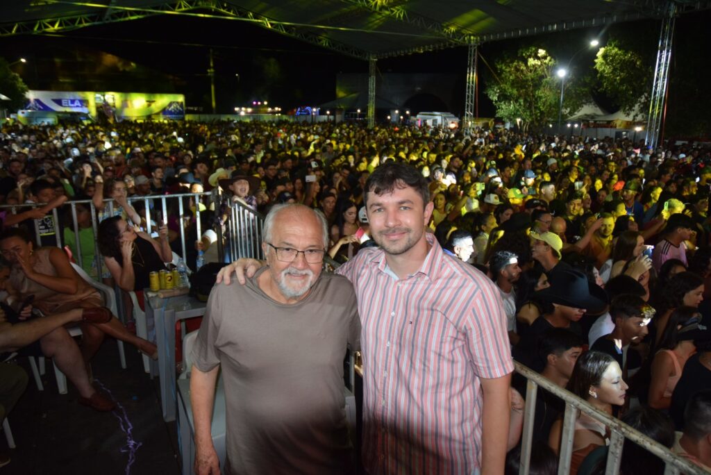 Iguatemi: Primeira noite de réveillon reuniu milhares de pessoas na Praça João Francisco Lopes, no show da dupla nacional “Us Agroboy”