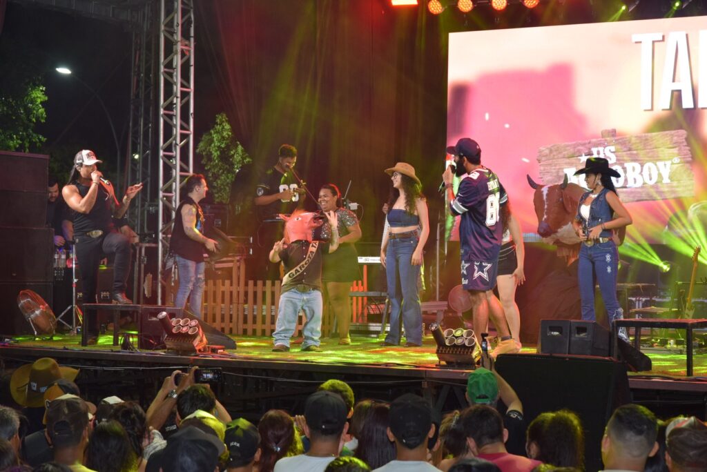 Iguatemi: Primeira noite de réveillon reuniu milhares de pessoas na Praça João Francisco Lopes, no show da dupla nacional “Us Agroboy”